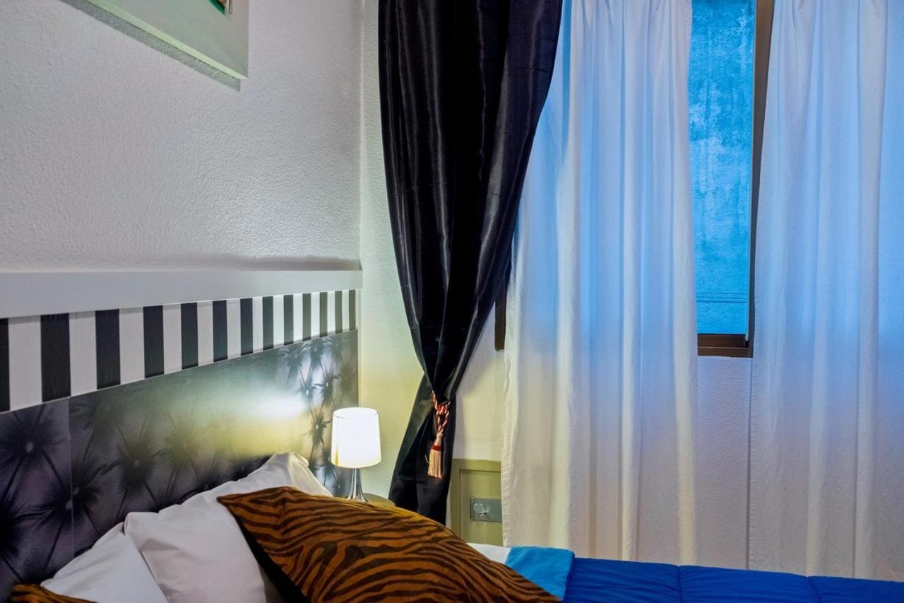 Bed and Breakfast La Reina De Gran Via - Parking Tph Madrid Exterior foto